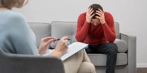 person-suffering-from-ptsd-at-psychologist